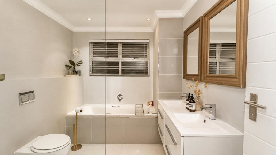3 Bedroom Property for Sale in Sea Point Western Cape